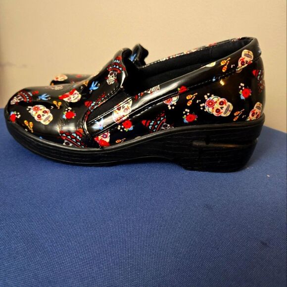 No Slip Clogs  Skull Print - Picture 4 of 6